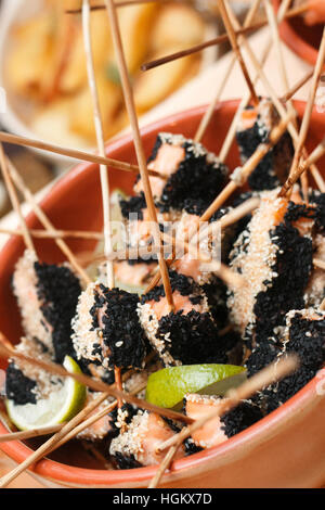 Lachs und Kalk-Spieße in einer Keramikschale Stockfoto