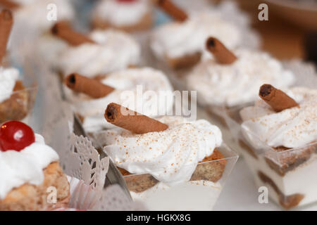 Schokoladenrollen Dessert mit gepeitschter Creme Schuss bei künstlichem Licht Stockfoto