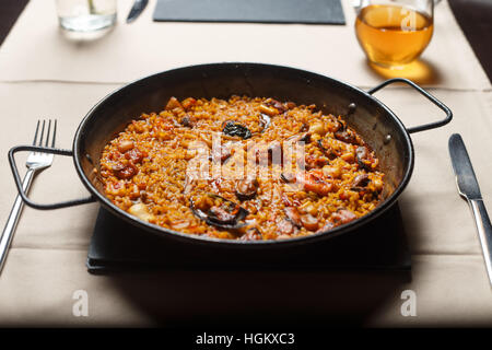 Paella in einer Metall-Pfanne mit Kunstlicht geschossen Stockfoto