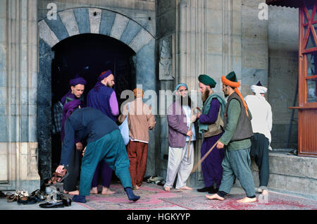 Westlichen Konvertiten zum Islam auf Pilgerreise außerhalb der Mevlana Museum oder Schrein (1274) Konya Türkei Stockfoto