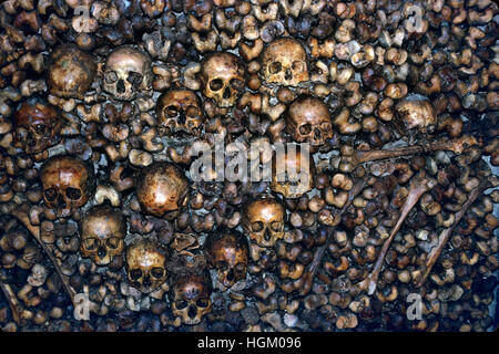 Schädel und Knochen, angeordnet in der Form eines Herzens in den Katakomben von Paris (oder Catacombes de Paris) Frankreich Stockfoto