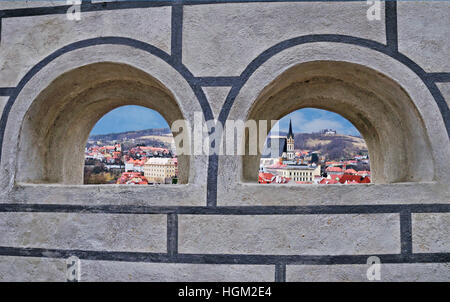 Alten tschechischen Dorf von Cesky Krumlov durch Löcher in die Stadtmauer Anzeigen gesehen. Stockfoto