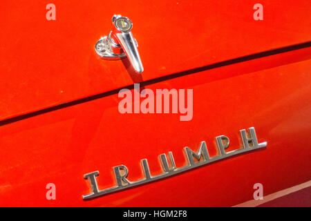 Triumph Autos Name Badge ON A Triumph TR3a zwei Sitzer Sportwagen, UK Stockfoto