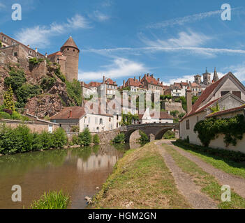 Burg, Fluss, Brücke und Kirche in der mittelalterlichen burgundischen Stadt von Semur-En-Auxois. Stockfoto