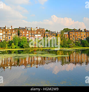 Hampstead Heath Teich mit dem Erstellen von Reflexionen. Stockfoto