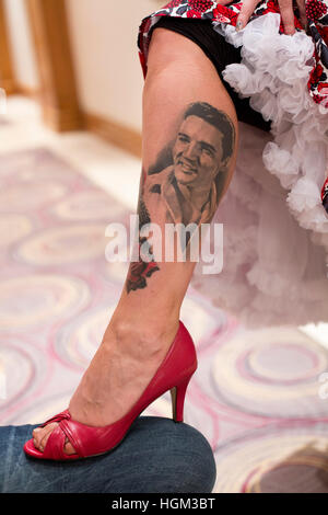 Elvis-Tribut-Wettbewerb in Birmingham. Ein Tattoo von Elvis Presley am Bein von Lisha Solik aus South Wales Stockfoto