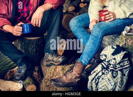 Menschen Freundschaft Camping Sägemühle Entspannungs Zweisamkeit-Konzept Stockfoto