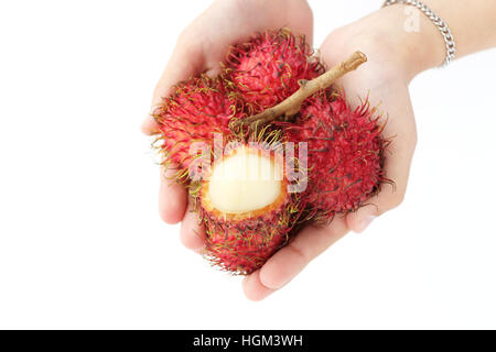 Nahaufnahme von Hand mit Nephelium Lappaceum oder auch Rambutan Früchte auf weißen Hintergrund isoliert Stockfoto