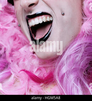Ein alternatives Modell Lachen auf einer Party Nahaufnahme Stockfoto