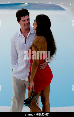 Junges Paar in Liebe am Pool Stockfoto