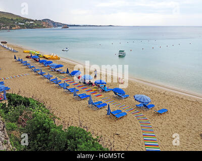 Sonnenliegen und Sonnenschirme am Strand von Platis Gialos in der Nähe von Argostoli, Lassi Kefalonia Island, Griechenland Stockfoto