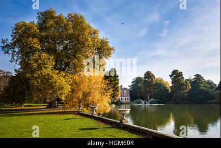 Palm-Haus Parterre mit Blütenpracht von ca. 16.000 Pflanzen, Kew Royal Botanical Gardens, Richmond, Surrey, England, GB, UK. Stockfoto