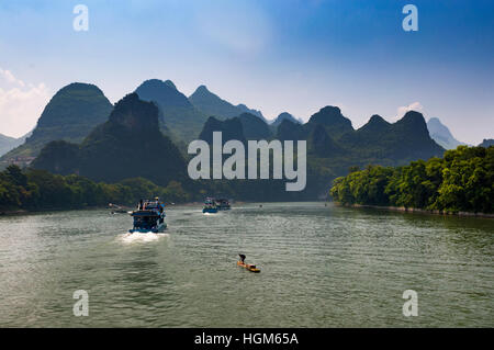 Passagierschiffe und Flöße in den Li-Fluss in der Guagxi Region in China; Konzept für eine Reise nach China Stockfoto
