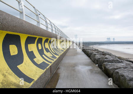 Ufermauer Barriere, Aberavon Beach in der Nähe von Port Talbot Stahlwerk Stockfoto