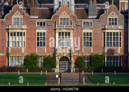 Die Vorderseite des National Trust Property Blickling Hall in Norfolk vor den Toren der Stadt Aylsham. Stockfoto