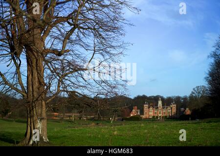 Die Vorderseite des National Trust Property Blickling Hall in Norfolk vor den Toren der Stadt Aylsham. Stockfoto