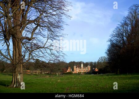 Die Vorderseite des National Trust Property Blickling Hall in Norfolk vor den Toren der Stadt Aylsham. Stockfoto