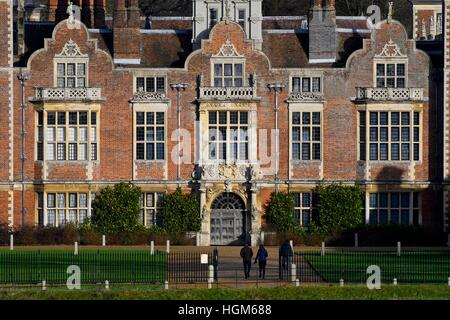 Die Vorderseite des National Trust Property Blickling Hall in Norfolk vor den Toren der Stadt Aylsham. Stockfoto