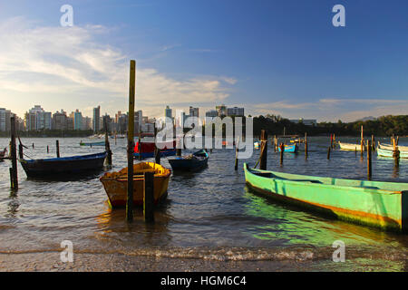 Holzboote am brasilianischen Strand Stockfoto