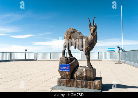 Sämischleder Holzskulptur von Mario Gasser auf der Zugspitze, dem höchsten Berg in Deutschland, Europa Stockfoto