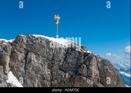 Gipfelkreuz auf der Zugspitze, dem höchsten Berg in Deutschland, Europa Stockfoto