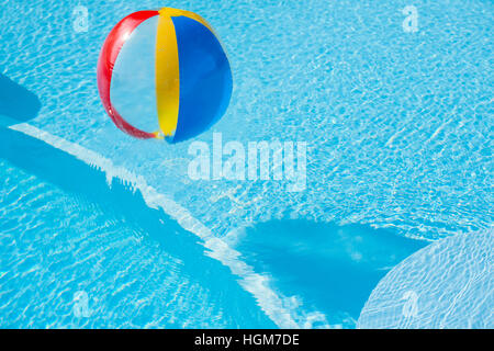 Beach-Ball am Schwimmbad Stockfoto