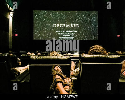 In einem luxuriösen Filmhaus in Kanada wurden die Füße hochgesogen. Warme Tage. Entspannt.Sommer. AC Komfortabel im Innenbereich. Lege deine Füße hoch. Entspannt. Vertikal. Speicherplatz kopieren Stockfoto