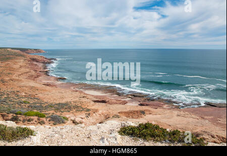 Erhöhten Blick auf die türkisfarbene Küste des Indischen Ozeans Seelandschaft und Sandstein mit Fabriken in Red Bluff in Kalbarri, Western Australia Stockfoto