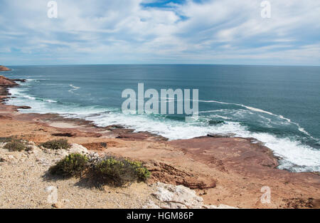 Erhöhten Blick über die Küste der erodierten Sandstein in Red Bluff mit dem indischen Ozean Seelandschaft in Kalbarri, Western Australia Stockfoto