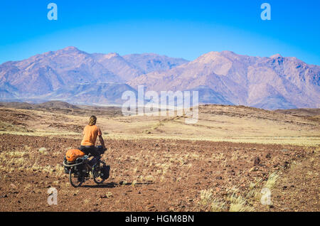 Radfahrer in der Nähe von der Gebirgskette der Brandberg, Namibia Touren Stockfoto