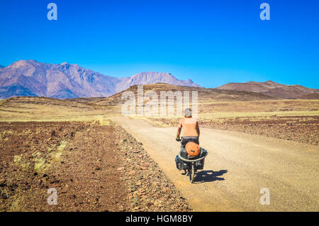 Radfahrer in der Nähe von der Gebirgskette der Brandberg, Namibia Touren Stockfoto