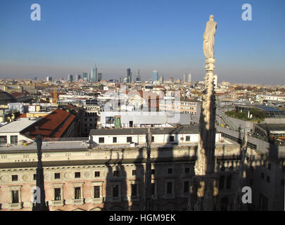 Schöne Skyline von Mailand, wie gesehen von der Dachterrasse des Doms, Italien Stockfoto