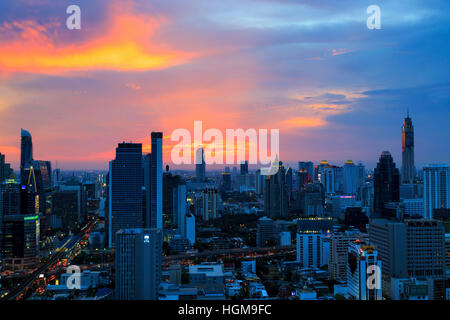 Sonnenuntergang über der Skyline von Bangkok, Thailand Stockfoto