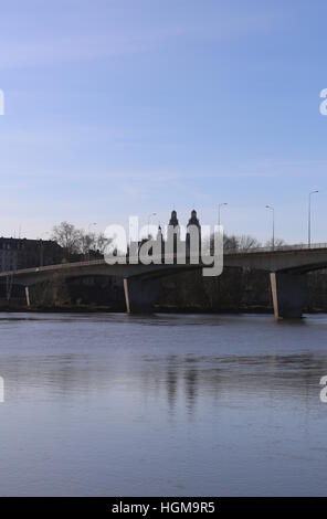 Mirabeau Brücke und Touren-Kathedrale mit Fluss Loire Tours France Dezember 2016 Stockfoto