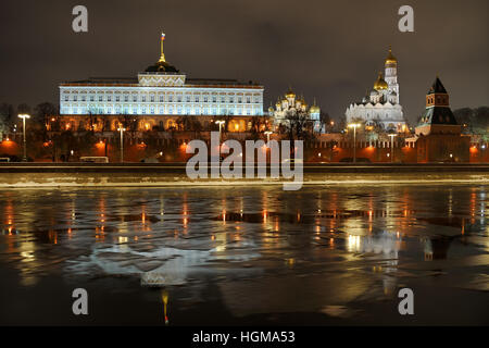 Moskauer Kreml Reflexionen an Winternacht. Blick vom Sofiyskaya Damm. Moskau, Russland Stockfoto