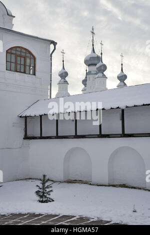 An der Festungsmauer Pokrowski Kloster vor Schneefall. Stadtmauer der Fürbitte Kloster in Susdal, Russland. Stockfoto