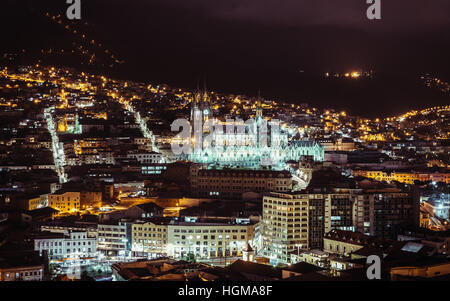 Nacht der prächtigen Basilika von Quito, Ecuador Stockfoto