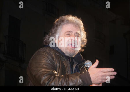 Vicenza, Italien - 11. März 2010: Beppe Grillo, der berühmten italienischen Showman und Blogger, Führer der 5 Sterne-Bewegung spricht mit Anhänger. Stockfoto