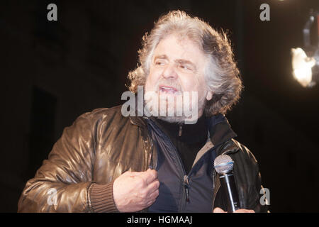 Vicenza, Italien - 11. März 2010: Beppe Grillo, der berühmten italienischen Showman und Blogger, Führer der 5 Sterne-Bewegung spricht mit Anhänger. Stockfoto