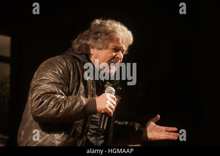 Vicenza, Italien - 11. März 2010: Beppe Grillo, der berühmten italienischen Showman und Blogger, Führer der 5 Sterne-Bewegung spricht mit Anhänger. Stockfoto