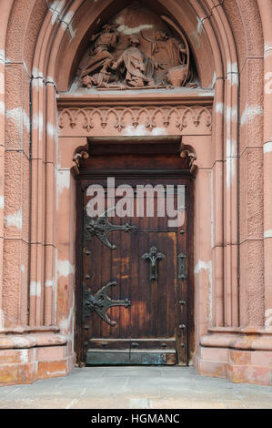 Bogen Sie mit der alten Holztür Eingang zum Tempel Stockfoto