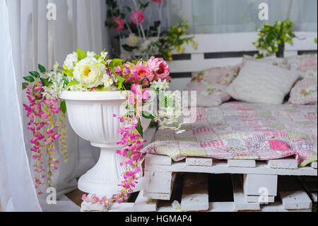 Schlafzimmer mit dem Dekor von Blumen im rustikalen Stil Stockfoto