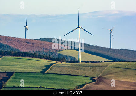 Riesigen Windkraftanlagen überragen landwirtschaftlich genutzten Feldern in der Nähe von Bunclody im County Wexford in Irland Stockfoto