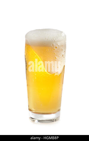 Glas Bier in Strömen über Stockfoto