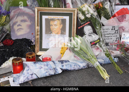 Floral Tribute links von den Fans von David Bowie am ersten Jahrestag seines Todes, Brixton, London UK Stockfoto