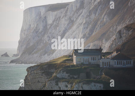 Haus am Kreide-Kliff in Freshwater Bay Tennyson Down Redoubt-Festung ausgesetzt Wind Sturm 1 Million Pfund Eigenschaft Isle Of Wight, England UK Stockfoto