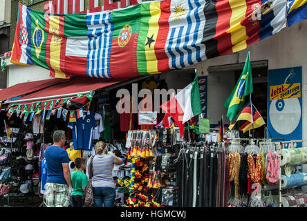 Berlin, Deutschland. 13. Juni 2014. Archiv - Archivierung Bild zeigt Pedesterians vor ein Geschäft mit Fußball-in Verbindung stehenden Einzelteile einschließlich Flaggen in Berlin, Deutschland, 13. Juni 2014. Foto: Paul Zinken/Dpa/Alamy Live News Stockfoto