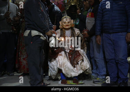 Banepa, Nepal. 10. Januar 2017. Eine nepalesische maskierte Person gekleidet wie eine Gottheit Rast nach Durchführung einer traditionellen Tanz während Swetkali Naradevi Festival, das einmal in 12 Jahren in Banepa, Nepal auf Dienstag, 10. Januar 2017 auftritt. Dieses Festival ist eine Geschichte über die Liebe von Kumari und dem Teufel Chandrasur. © Skanda Gautam/ZUMA Draht/Alamy Live-Nachrichten Stockfoto