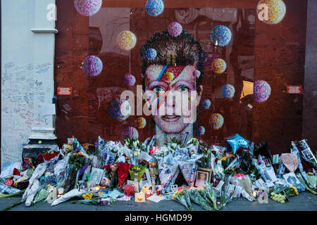 London, UK. 10. Januar 2017.  Kerzen und anderen Ehrungen vor David Bowie-Wandbild in Brixton am ersten Jahrestag seines Todes. Bildnachweis: Mark Kerrison/Alamy Live-Nachrichten Stockfoto