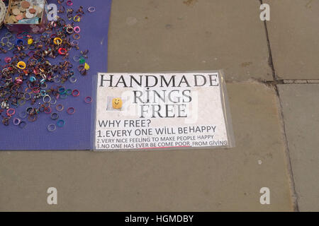 London, UK. 10. Januar 2017.  Streetart-Künstler fördert Glück lädt Passanten zu machen und Ringe zum mitnehmen. Tipps erhielten. © Claire Doherty/Alamy Live News Stockfoto